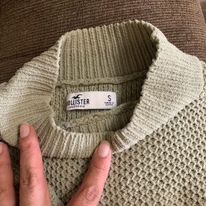 Two sweaters Xs Hollister they  feet nice and beautiful Very good  condition